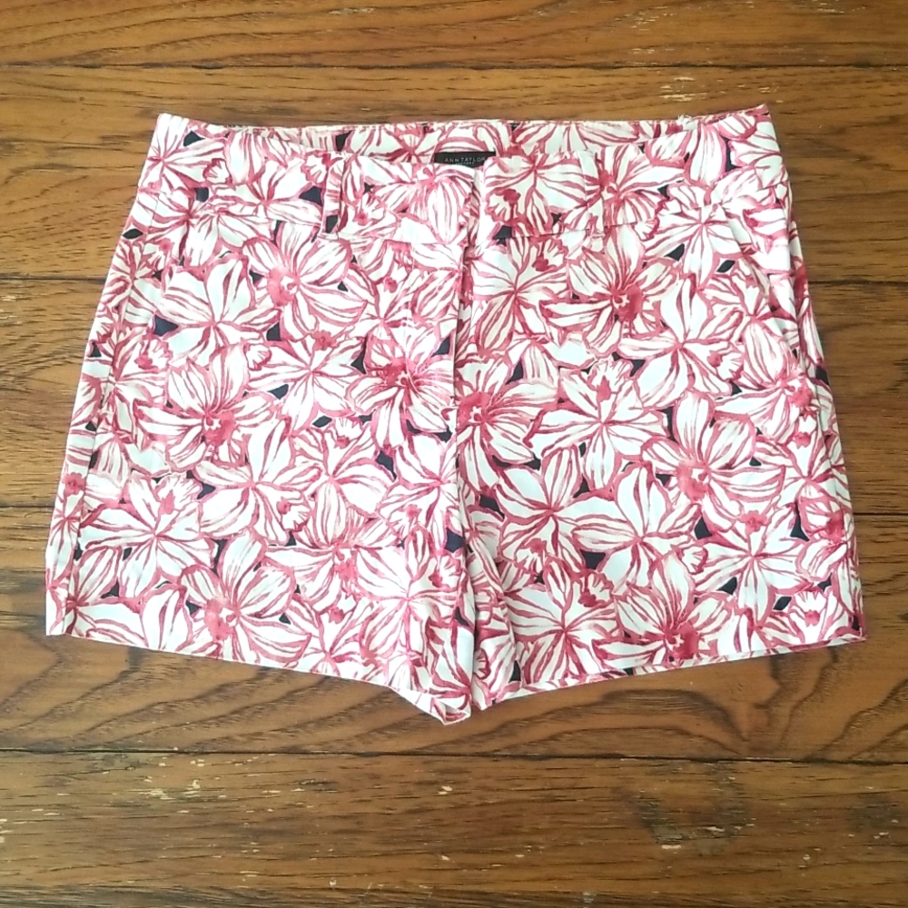 Ann Taylor Factory 4 inch Shorts in soft red/white/ black floral print size 2
